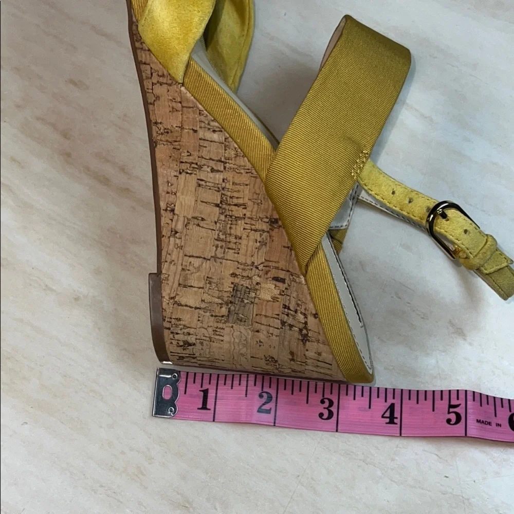 Isaac Mizrahi Mustard Wedge Sandals  size9.                               ordrA2